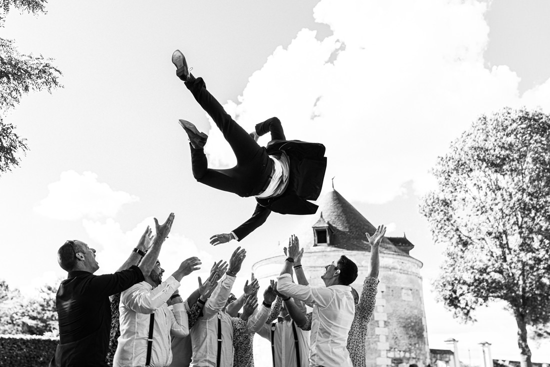 le marié en l'air mariage photo original