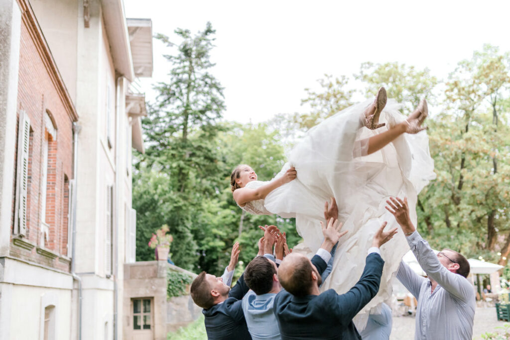 la mariée lancer en l'air
