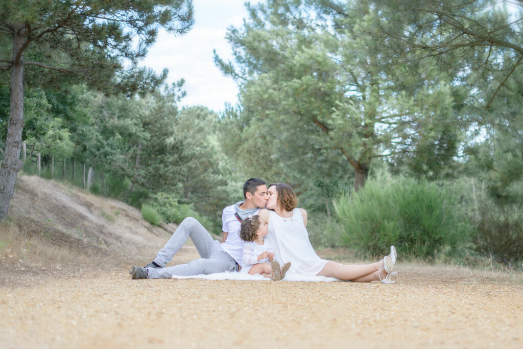une famille qui ce balade dans un parc photographe la Flèche.