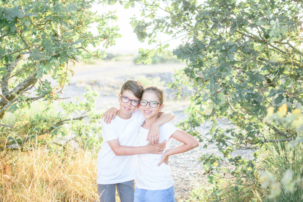 frère et sœur heureux