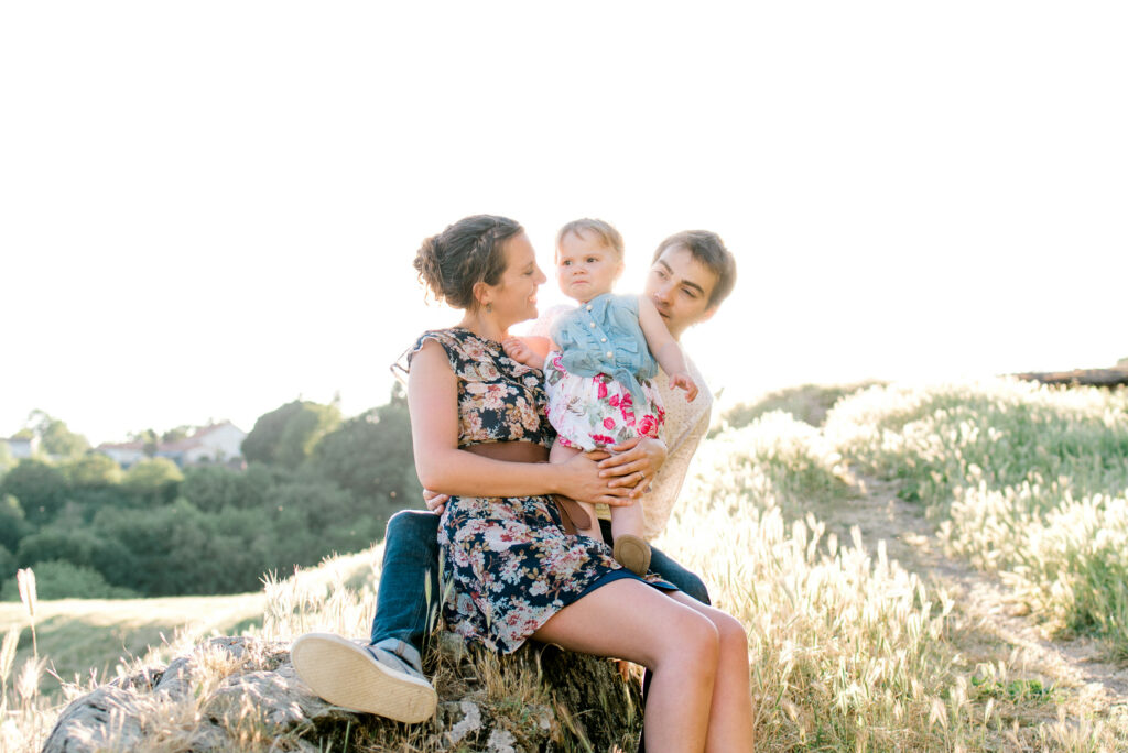 une famille sur un rocher pendant une séance photo de famille 