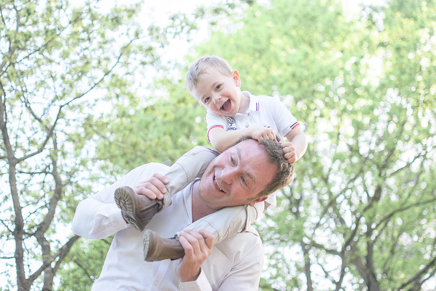 À peu près très heureux avec son fils.