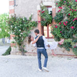 Un marié qui porte sa femme le jour de leur mariage À la flèche