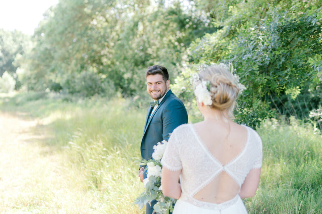 Le futur marié découvre sa future mariée Pendant le first look.