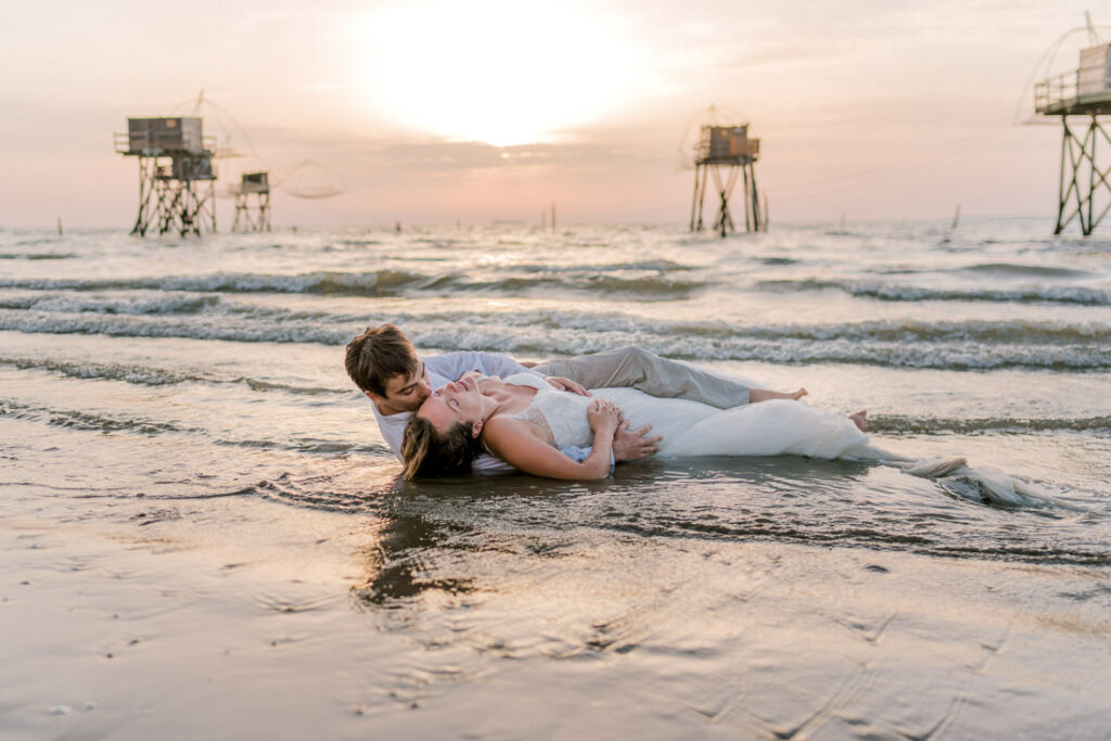 Séance photo couple Trash the dress au bord de la mer