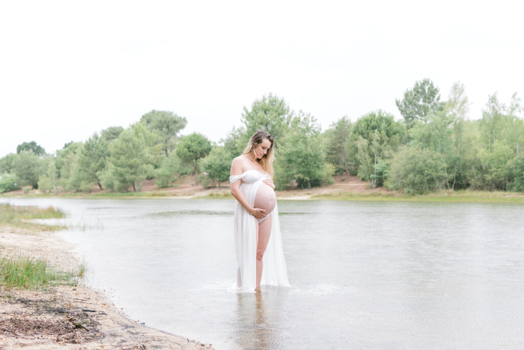 Photographe maternité Angers : séance photo grossesse au bord de l'eau