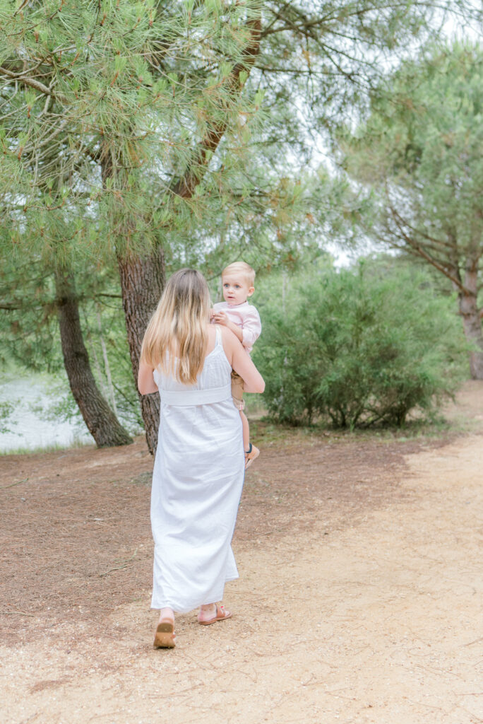 Photo en famille en extérieur : maman et bébé