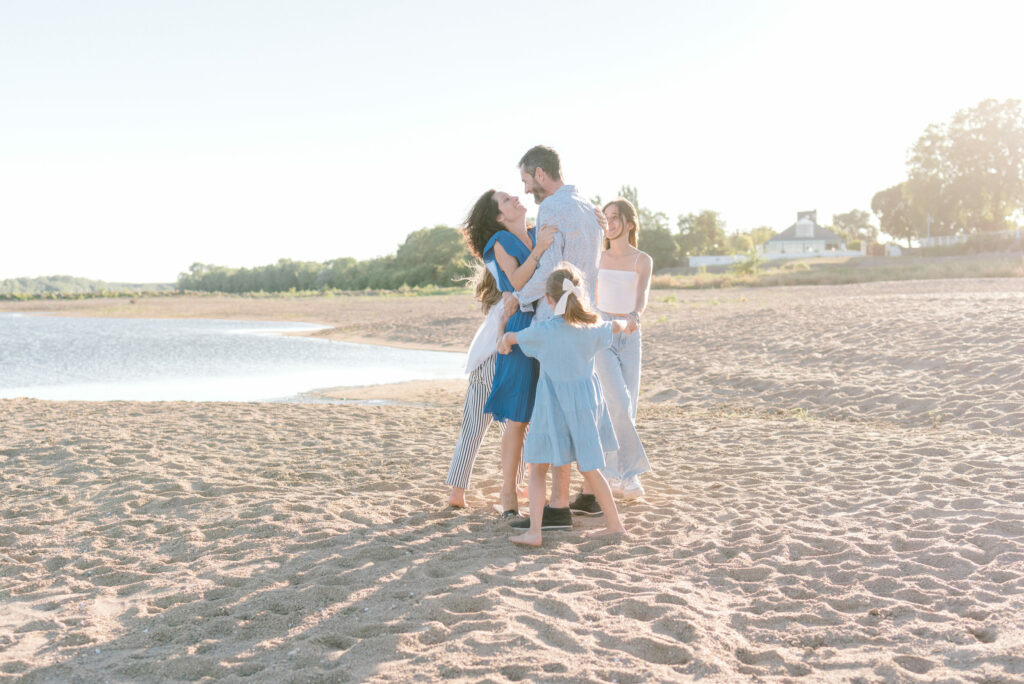 Une séance famille au bord de la Loire. Les pieds dans le sable, en train de rire.