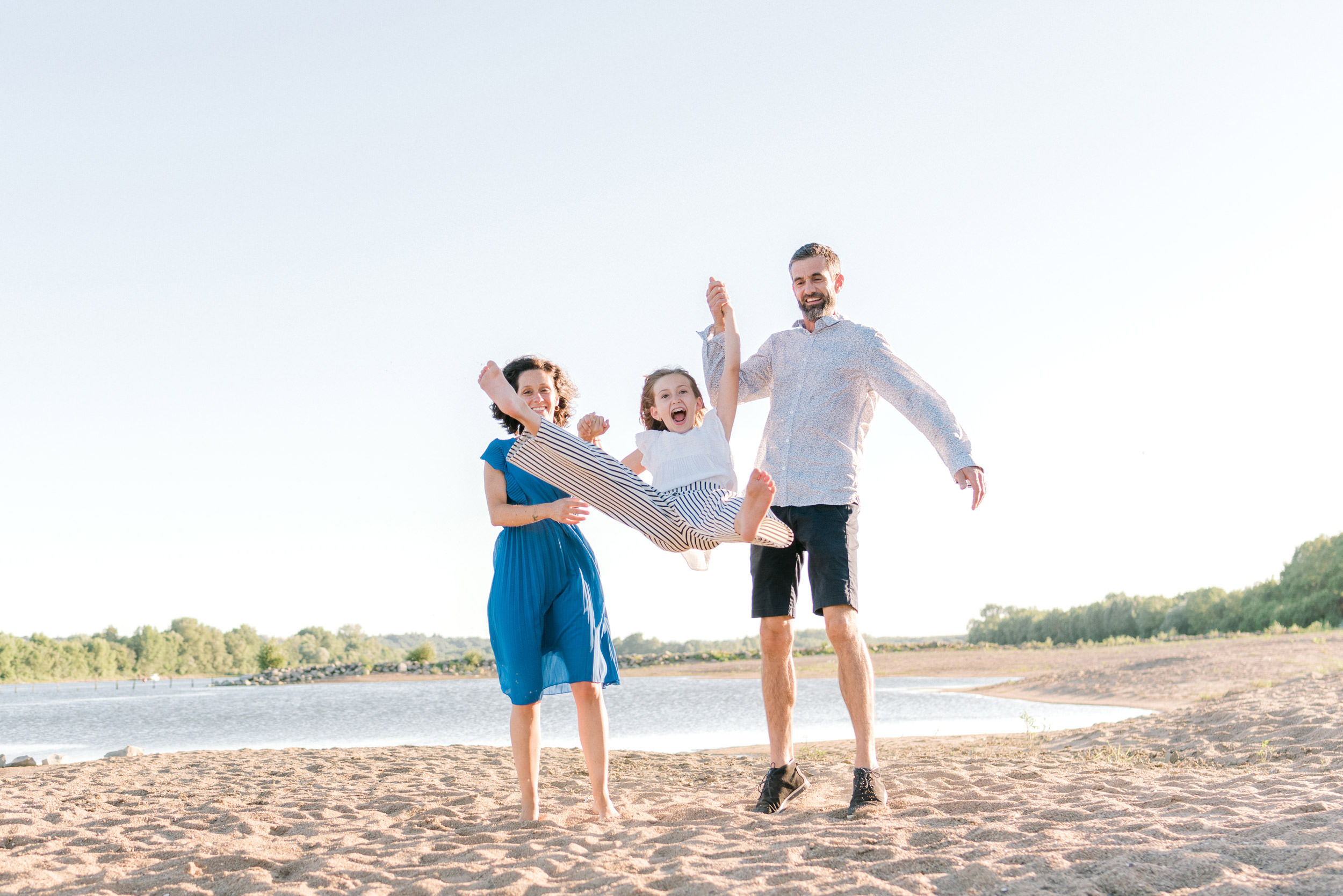 une famille sur les bords de la Loire pour une seance photo
