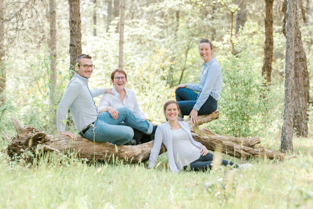 photographe de famille a Angers une séance photo en famille dans la foret.