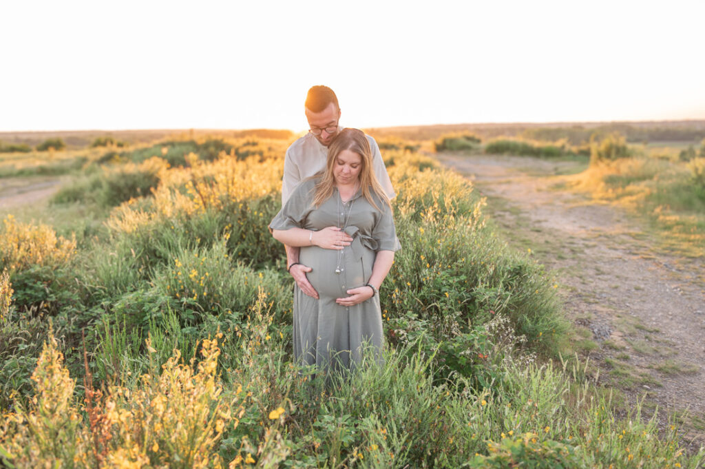 Futurs parents pour une séance grossesse à Angers sur le coucher du soleil.