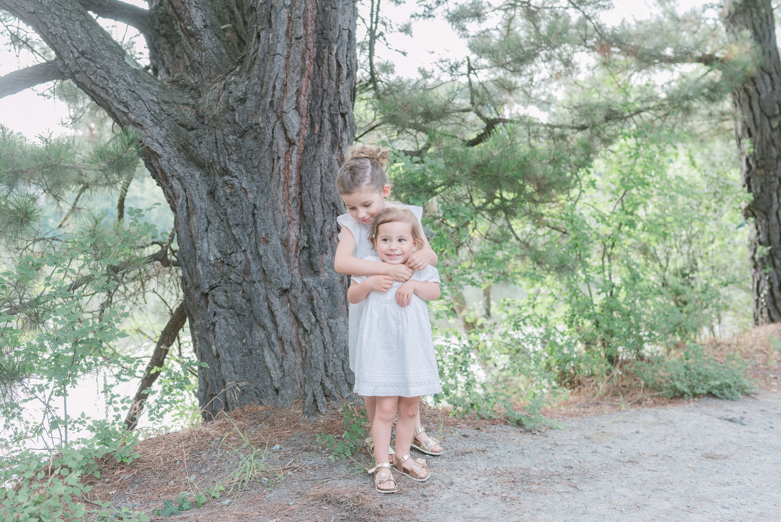 Deux petites filles à côté d'un arbre pour une séance photo à Angers, photographe de famille