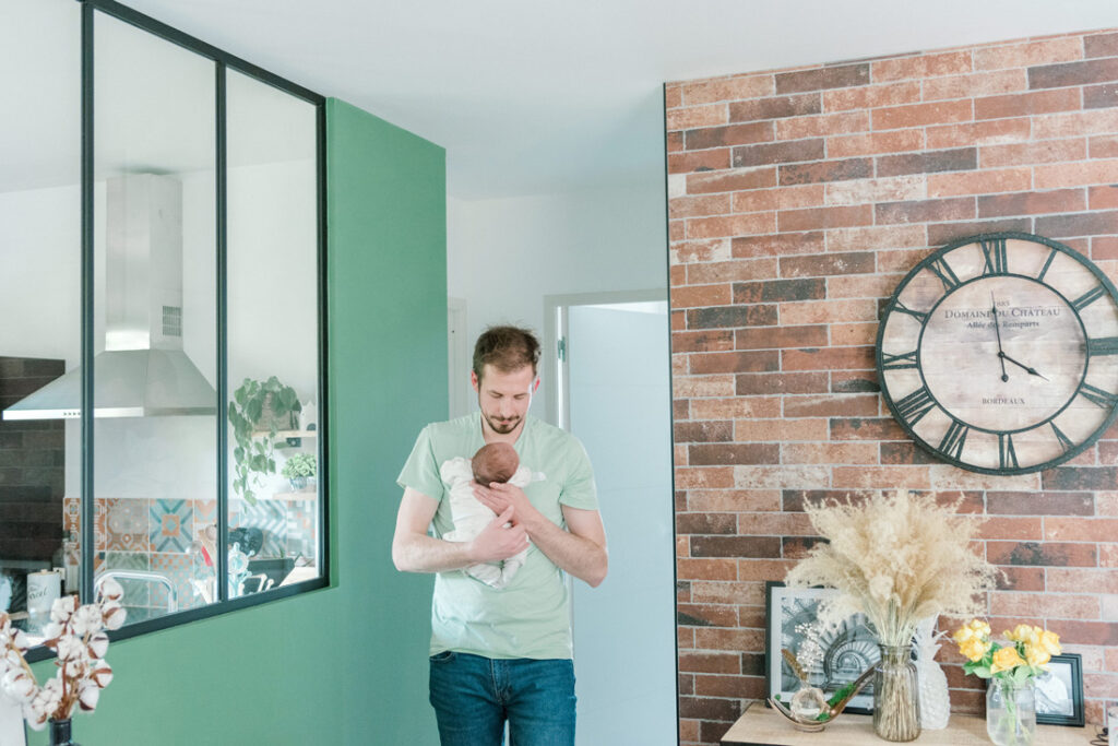 Photographe nouveau-né Angers : une séance photo avec bébé et papa