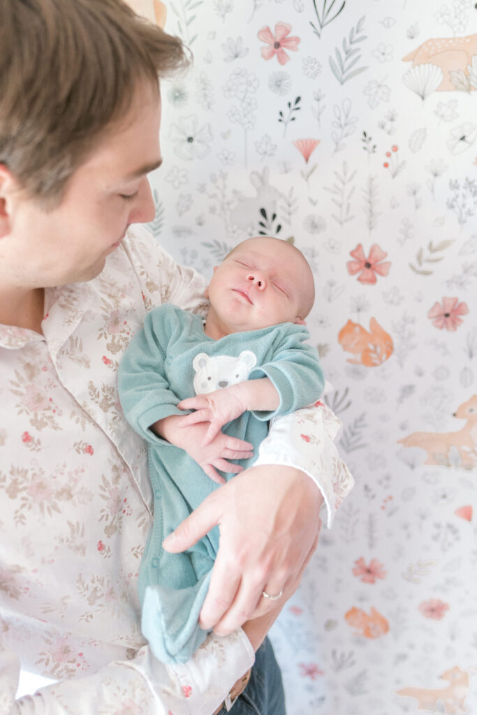 Séance photo nouveau-né : papa et bébé