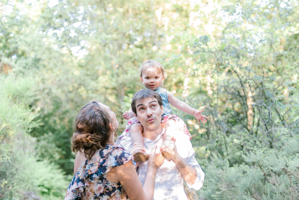 une famille heureuse avec leur fille sur les épaules de papa. 