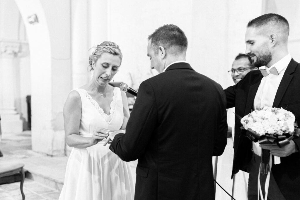 la mariée met l'alliance a sont époux