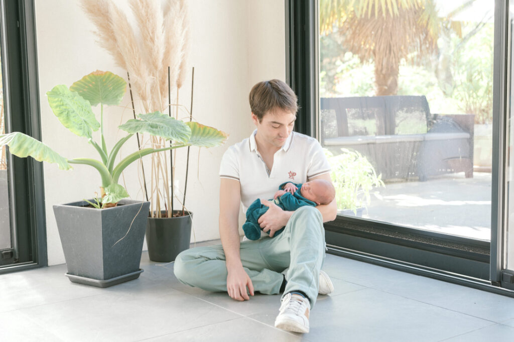 Séance photo nouveau-né Lifestyle à domicile : papa et bébé
