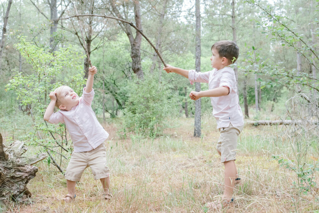 Séance photo en famille : deux enfants qui jouent