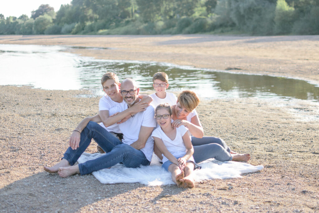 Photographe de famille à Angers, une séance au bord de la Loire.