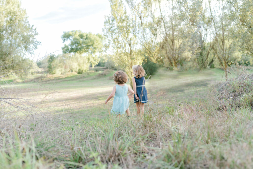 Deux sœurs se baladent dans la nature pendant une séance photo. Photographe de famille à Angers