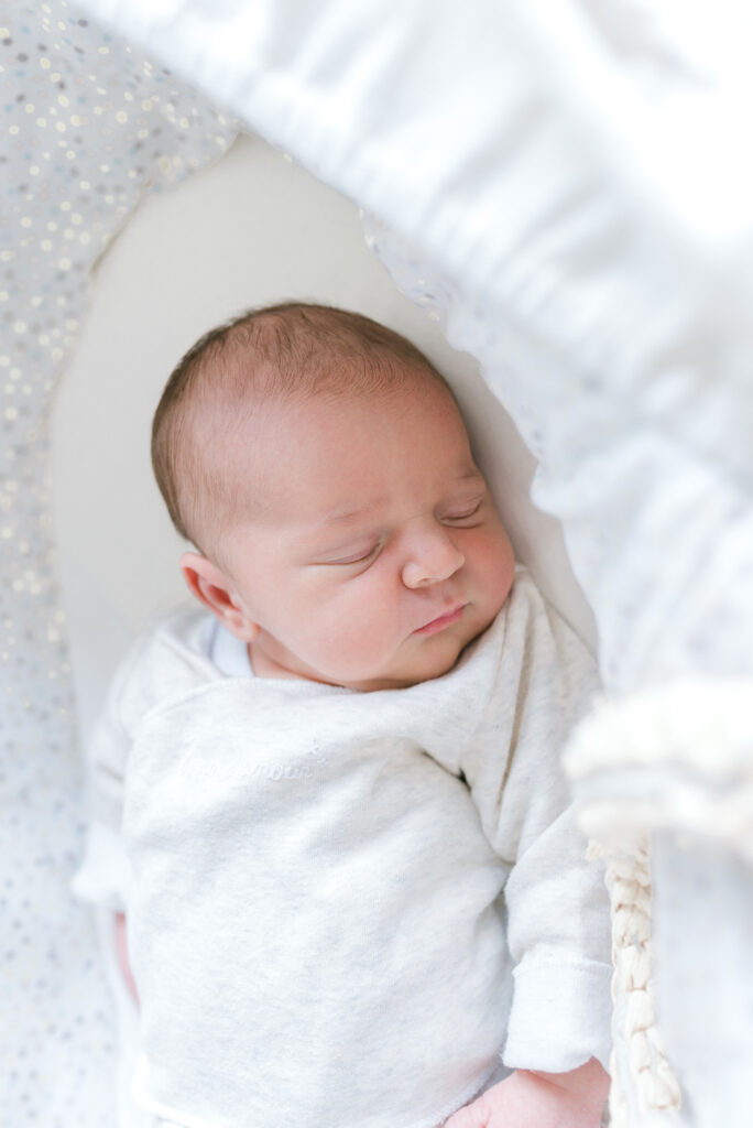 Un nouveau-né dort paisiblement Photographe, nouveau-né à la flèche