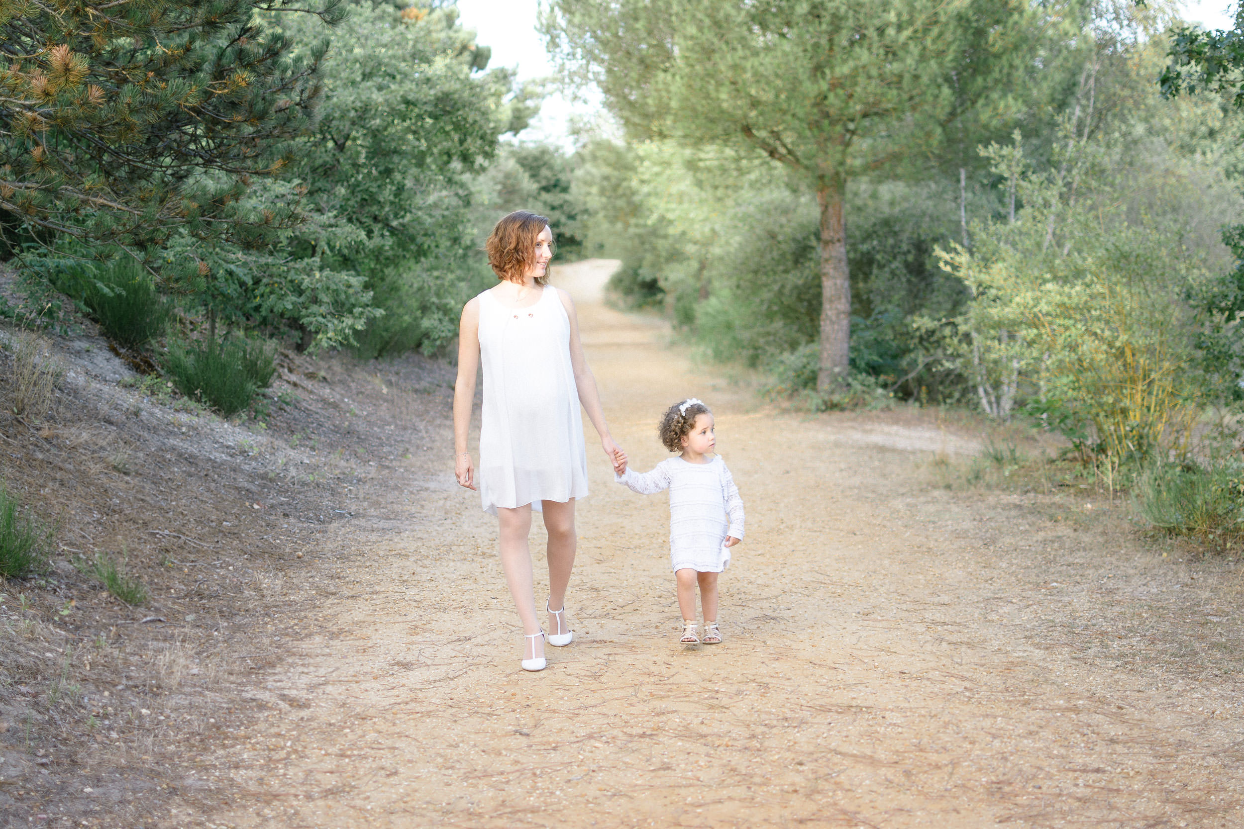 Une maman qui se balade avec sa fille dans un parc lors d'une séance photo avec un photographe à Angers
