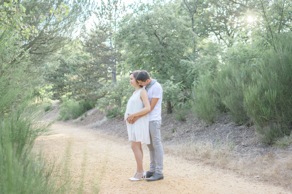 de futurs parents pendants une séance grossesse photographe Angers 