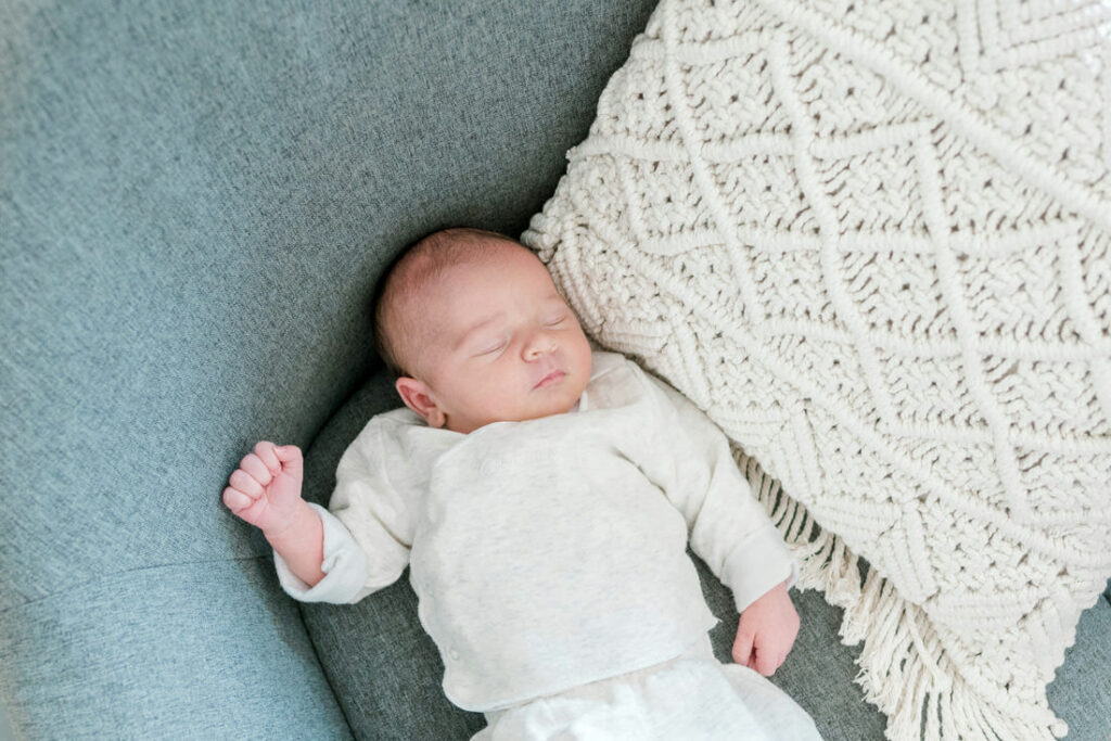 Un bébé est en train de se reposer Après la maternité