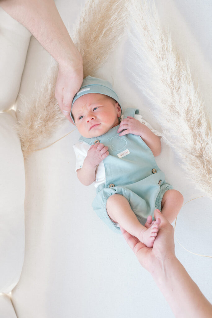 Une photographie d'un bébé avec ses 2 parents