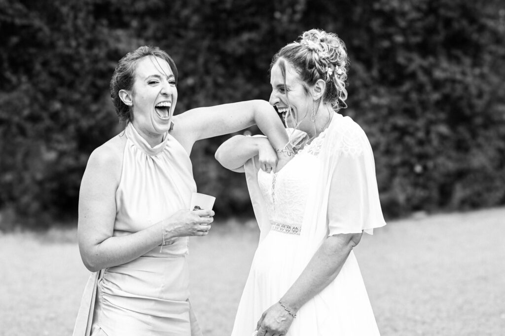 La mariée avec sa sœur En train de rigoler toutes les 2 Photographe de mariage Angers